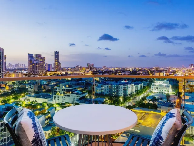 3-bedroom condo for sale in Miami Beach - 300 S Pointe Dr 2005 - MondialRealty
