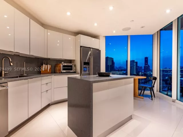 3-bedroom condo for sale in Miami Beach - 300 S Pointe Dr 2005 - MondialRealty