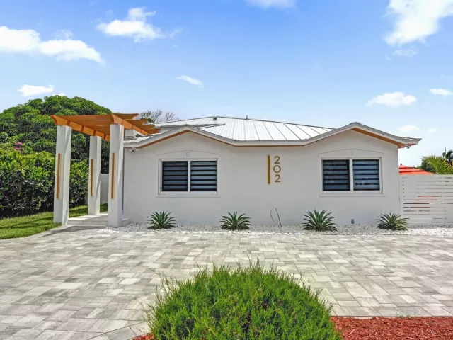 3-bedroom home for rent in Delray Beach - 202 SE 4TH Street - MondialRealty