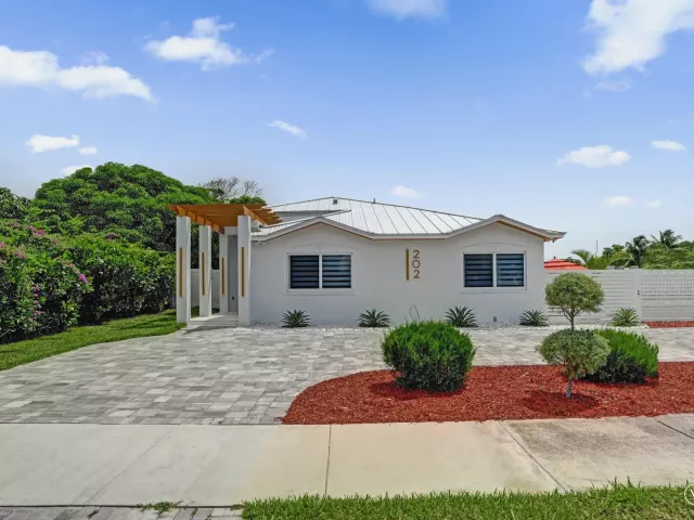 3-bedroom home for rent in Delray Beach - 202 SE 4TH Street - MondialRealty