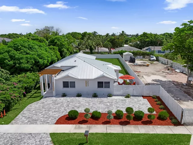 3-bedroom home for rent in Delray Beach - 202 SE 4TH Street - MondialRealty