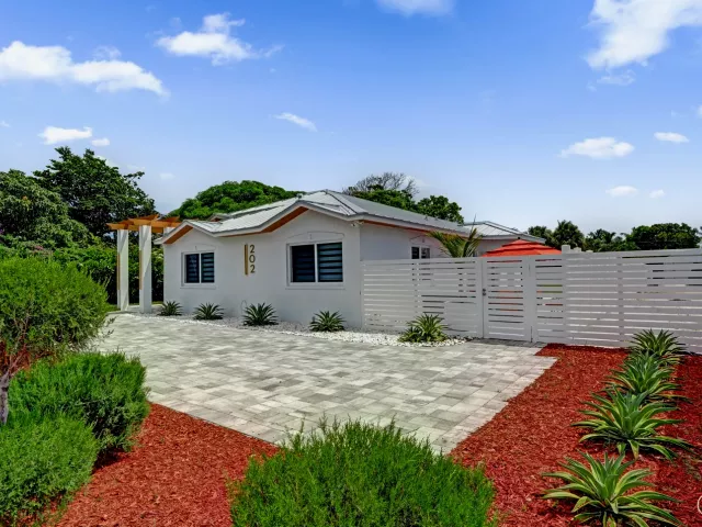 3-bedroom home for rent in Delray Beach - 202 SE 4TH Street - MondialRealty