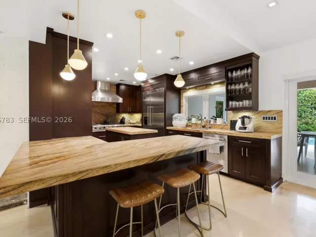 4-bedroom home for sale in Key Biscayne - 571 S Mashta Dr - MondialRealty