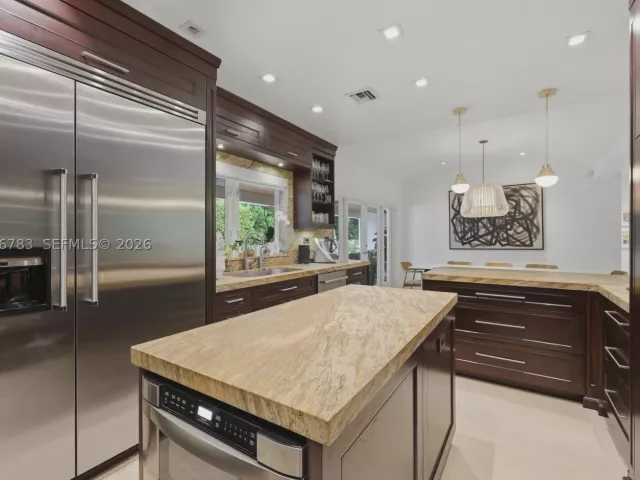 4-bedroom home for sale in Key Biscayne - 571 S Mashta Dr - MondialRealty