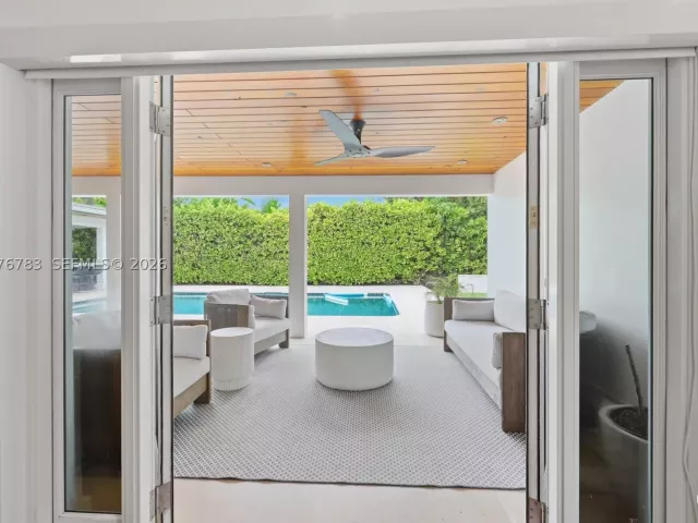 4-bedroom home for sale in Key Biscayne - 571 S Mashta Dr - MondialRealty