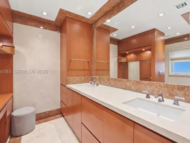 4-bedroom home for sale in Key Biscayne - 571 S Mashta Dr - MondialRealty