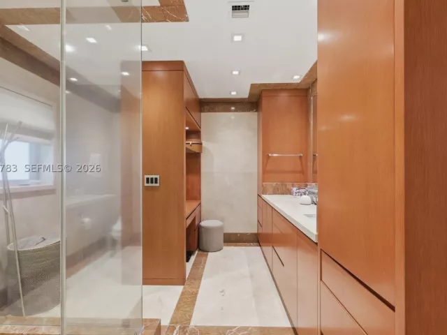 4-bedroom home for sale in Key Biscayne - 571 S Mashta Dr - MondialRealty