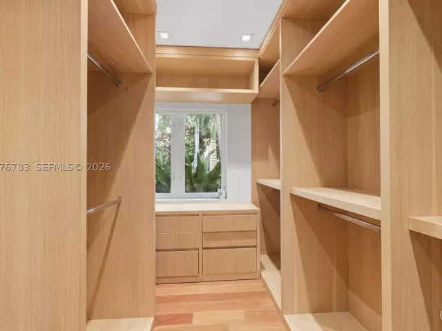 4-bedroom home for sale in Key Biscayne - 571 S Mashta Dr - MondialRealty