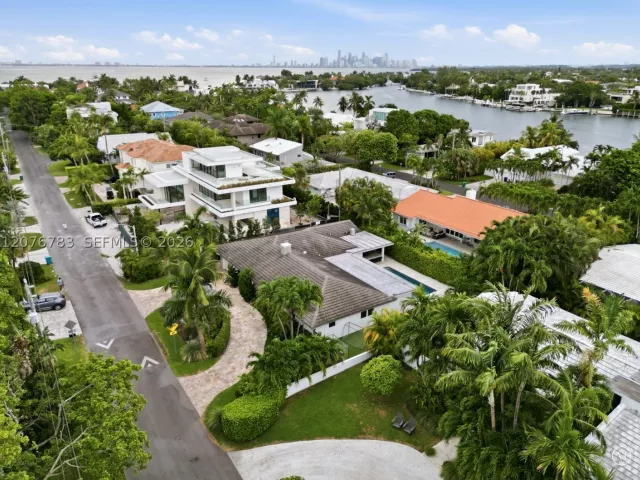 4-bedroom home for sale in Key Biscayne - 571 S Mashta Dr - MondialRealty