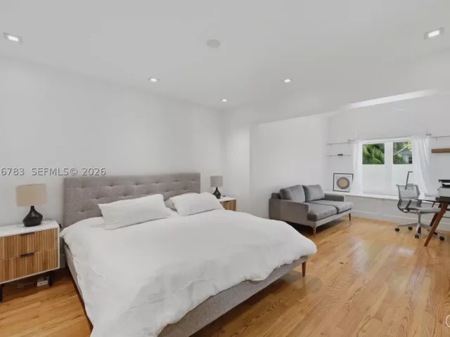 4-bedroom home for sale in Key Biscayne - 571 S Mashta Dr - MondialRealty