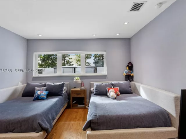 4-bedroom home for sale in Key Biscayne - 571 S Mashta Dr - MondialRealty