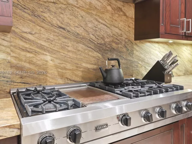 4-bedroom home for sale in Key Biscayne - 571 S Mashta Dr - MondialRealty