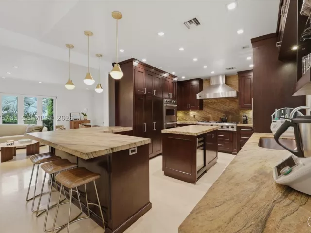 4-bedroom home for sale in Key Biscayne - 571 S Mashta Dr - MondialRealty