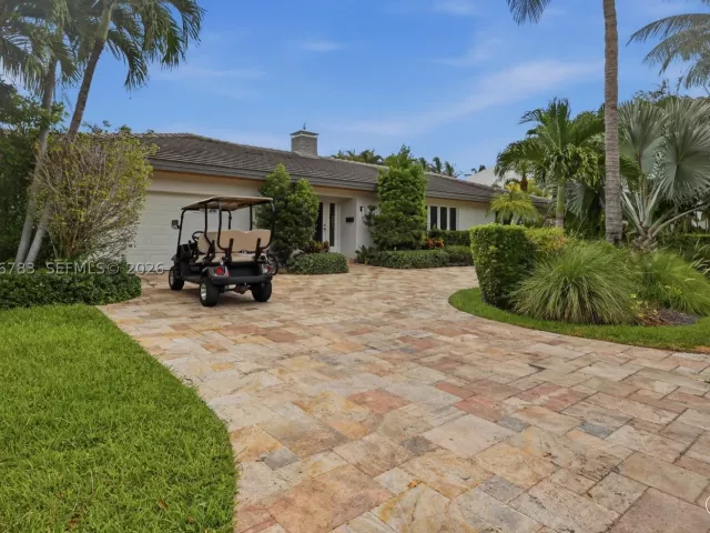 4-bedroom home for sale in Key Biscayne - 571 S Mashta Dr - MondialRealty