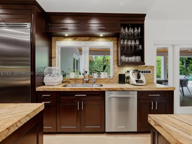 4-bedroom home for sale in Key Biscayne - 571 S Mashta Dr - MondialRealty