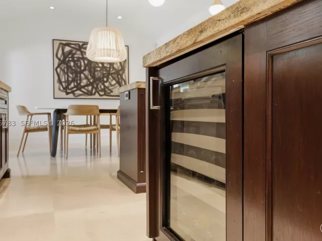 4-bedroom home for sale in Key Biscayne - 571 S Mashta Dr - MondialRealty