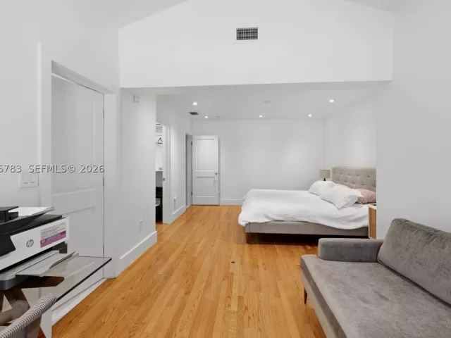 4-bedroom home for sale in Key Biscayne - 571 S Mashta Dr - MondialRealty