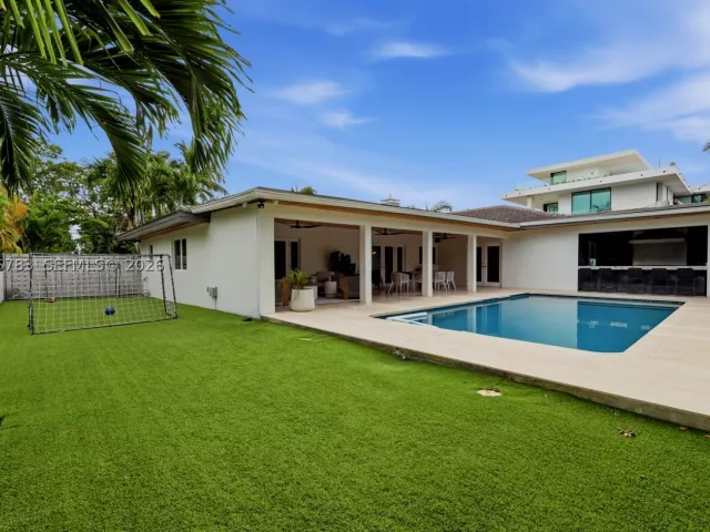 4-bedroom home for sale in Key Biscayne - 571 S Mashta Dr - MondialRealty