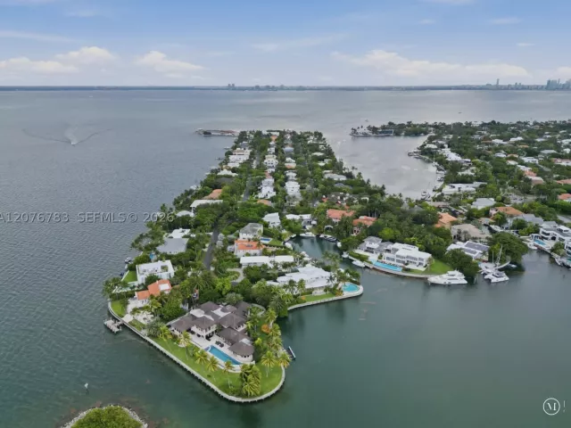 4-bedroom home for sale in Key Biscayne - 571 S Mashta Dr - MondialRealty