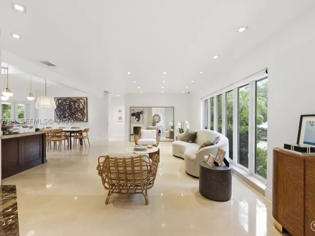 4-bedroom home for sale in Key Biscayne - 571 S Mashta Dr - MondialRealty