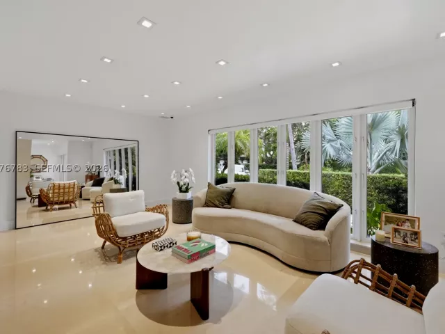 4-bedroom home for sale in Key Biscayne - 571 S Mashta Dr - MondialRealty