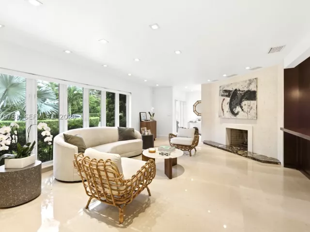 4-bedroom home for sale in Key Biscayne - 571 S Mashta Dr - MondialRealty
