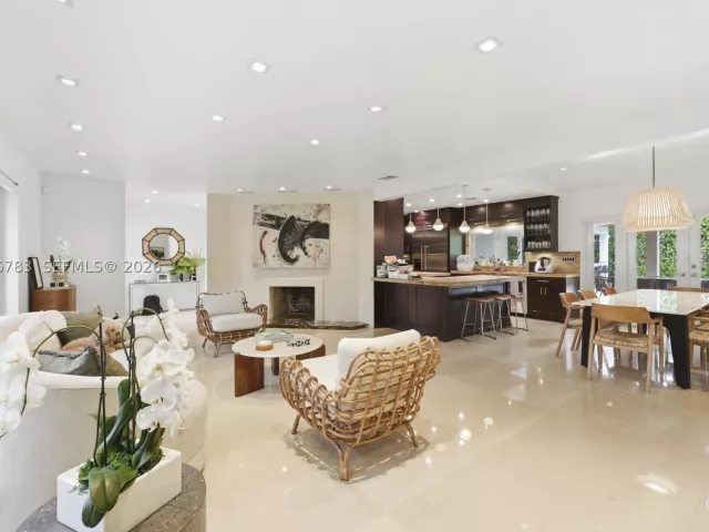 4-bedroom home for sale in Key Biscayne - 571 S Mashta Dr - MondialRealty
