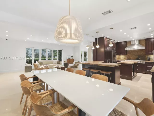 4-bedroom home for sale in Key Biscayne - 571 S Mashta Dr - MondialRealty