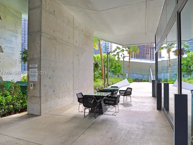 1-bedroom condo for rent in Miami - 68 SE 6th St 1008 - MondialRealty