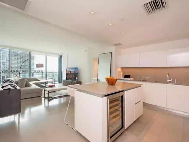 1-bedroom condo for rent in Miami - 68 SE 6th St 1008 - MondialRealty