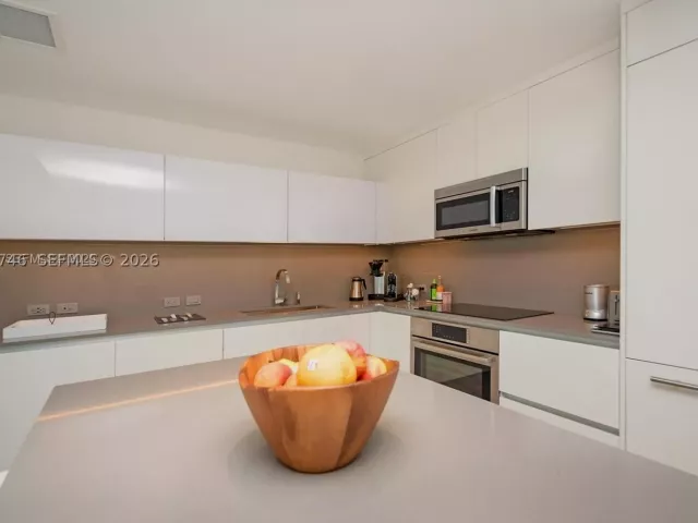 1-bedroom condo for rent in Miami - 68 SE 6th St 1008 - MondialRealty