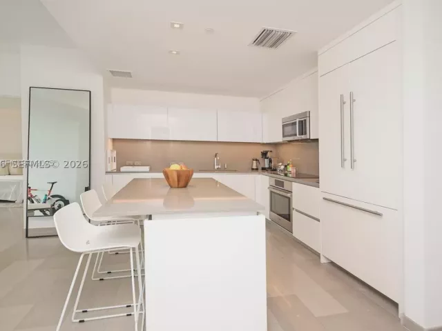 1-bedroom condo for rent in Miami - 68 SE 6th St 1008 - MondialRealty