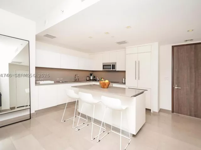 1-bedroom condo for rent in Miami - 68 SE 6th St 1008 - MondialRealty