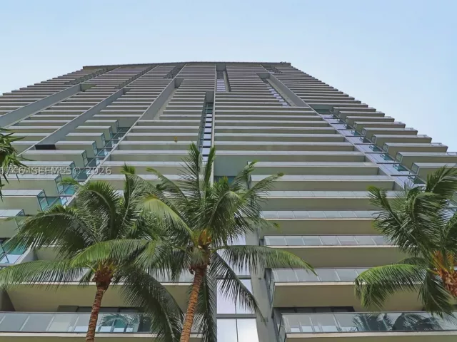 1-bedroom condo for rent in Miami - 68 SE 6th St 1008 - MondialRealty