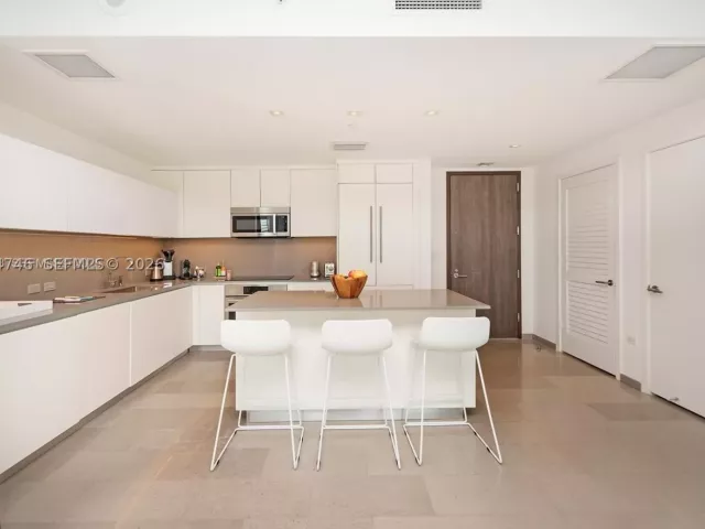 1-bedroom condo for rent in Miami - 68 SE 6th St 1008 - MondialRealty