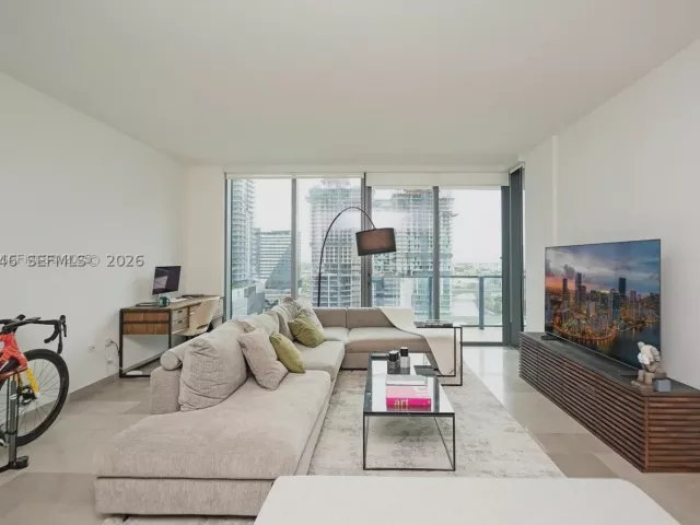 1-bedroom condo for rent in Miami - 68 SE 6th St 1008 - MondialRealty