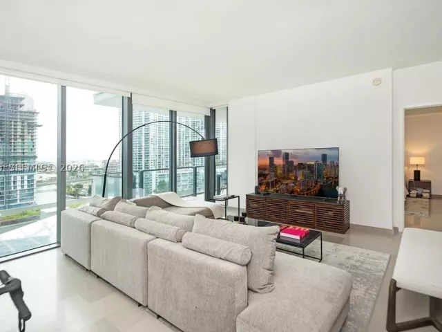 1-bedroom condo for rent in Miami - 68 SE 6th St 1008 - MondialRealty