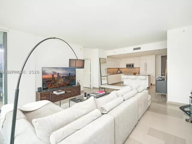 1-bedroom condo for rent in Miami - 68 SE 6th St 1008 - MondialRealty