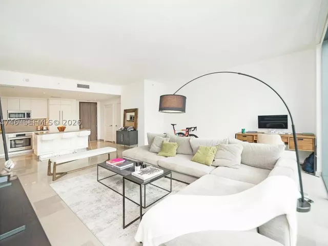 1-bedroom condo for rent in Miami - 68 SE 6th St 1008 - MondialRealty