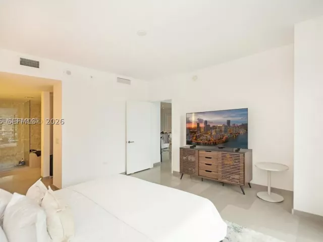 1-bedroom condo for rent in Miami - 68 SE 6th St 1008 - MondialRealty