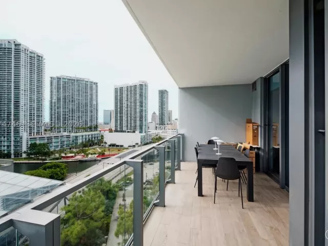 1-bedroom condo for rent in Miami - 68 SE 6th St 1008 - MondialRealty