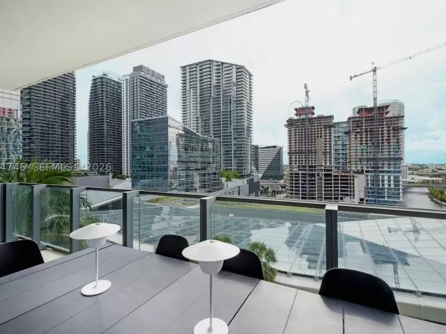 1-bedroom condo for rent in Miami - 68 SE 6th St 1008 - MondialRealty
