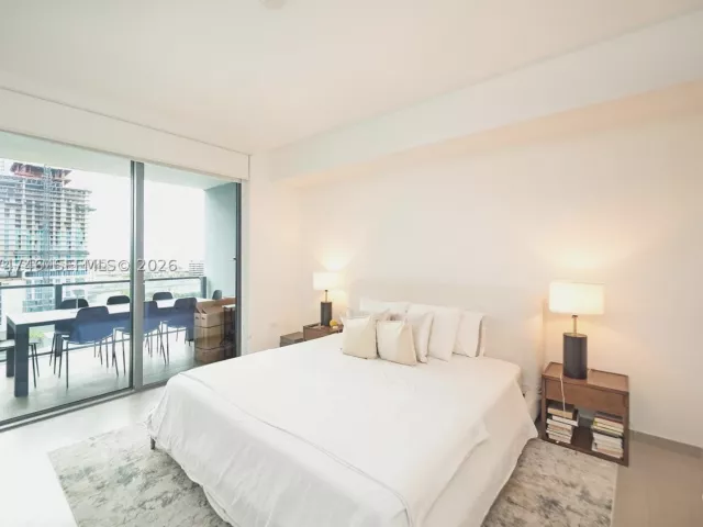 1-bedroom condo for rent in Miami - 68 SE 6th St 1008 - MondialRealty