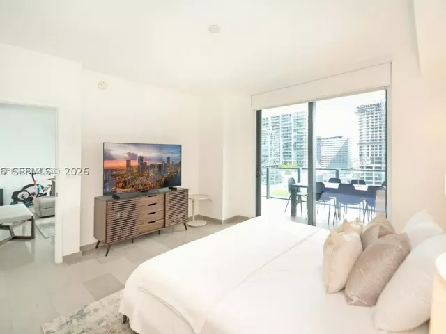 1-bedroom condo for rent in Miami - 68 SE 6th St 1008 - MondialRealty