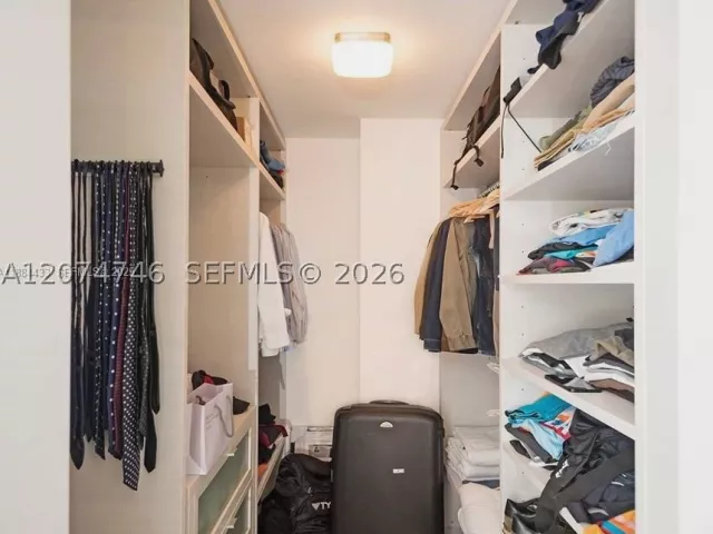 1-bedroom condo for rent in Miami - 68 SE 6th St 1008 - MondialRealty