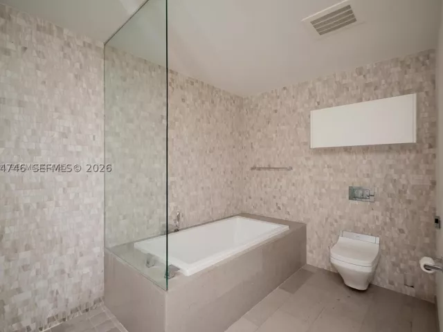 1-bedroom condo for rent in Miami - 68 SE 6th St 1008 - MondialRealty