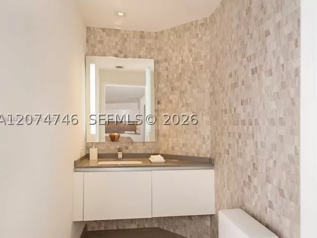 1-bedroom condo for rent in Miami - 68 SE 6th St 1008 - MondialRealty