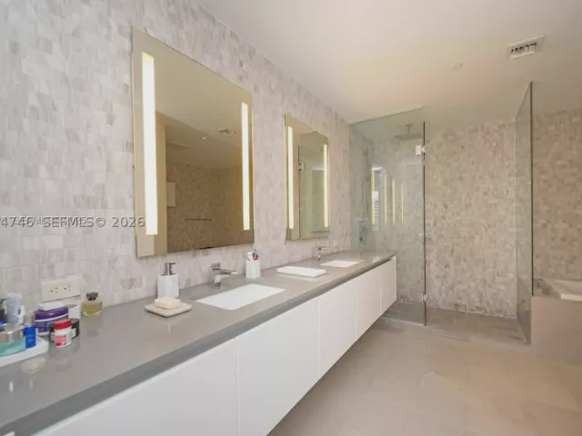 1-bedroom condo for rent in Miami - 68 SE 6th St 1008 - MondialRealty