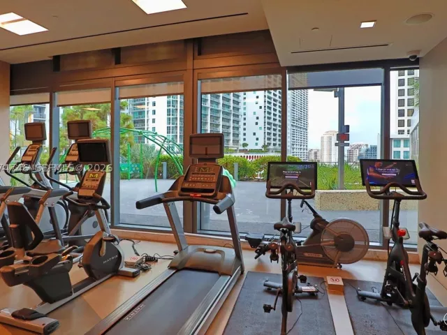 1-bedroom condo for rent in Miami - 68 SE 6th St 1008 - MondialRealty