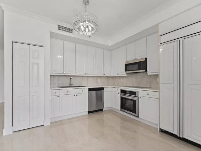 3-bedroom condo for sale in Fort Lauderdale - 100 S Birch Road 1604 - MondialRealty